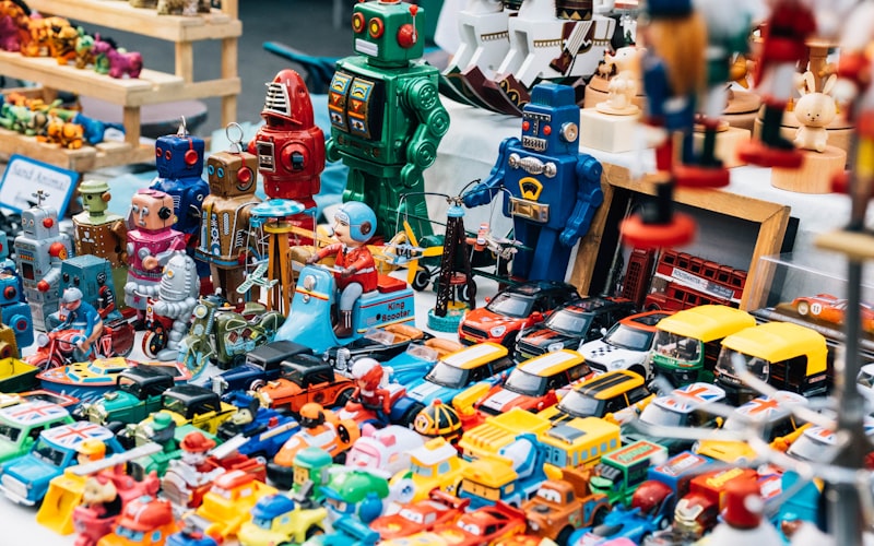 Collectible toy figures and robots
